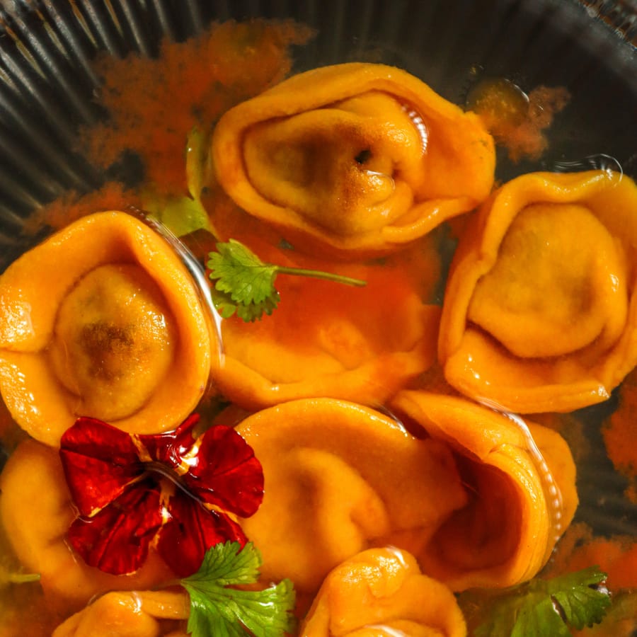 Prato de ravioli com flor comestível