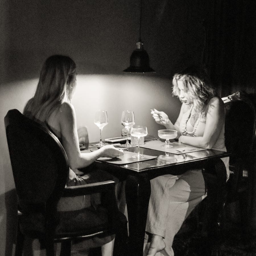 Duas pessoas trabalhando à mesa