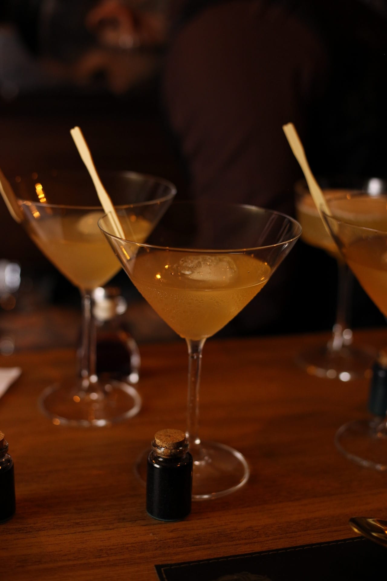 Gin azul-violeta de Clitória ternatea abre perfume floral enquanto lichia e sabugueiro envolvem em doçura translúcida. O gengibre sobe em calor leve e o limão siciliano sustenta tudo em acidez clara, com leve gaseificação e o brilhos reluzem.