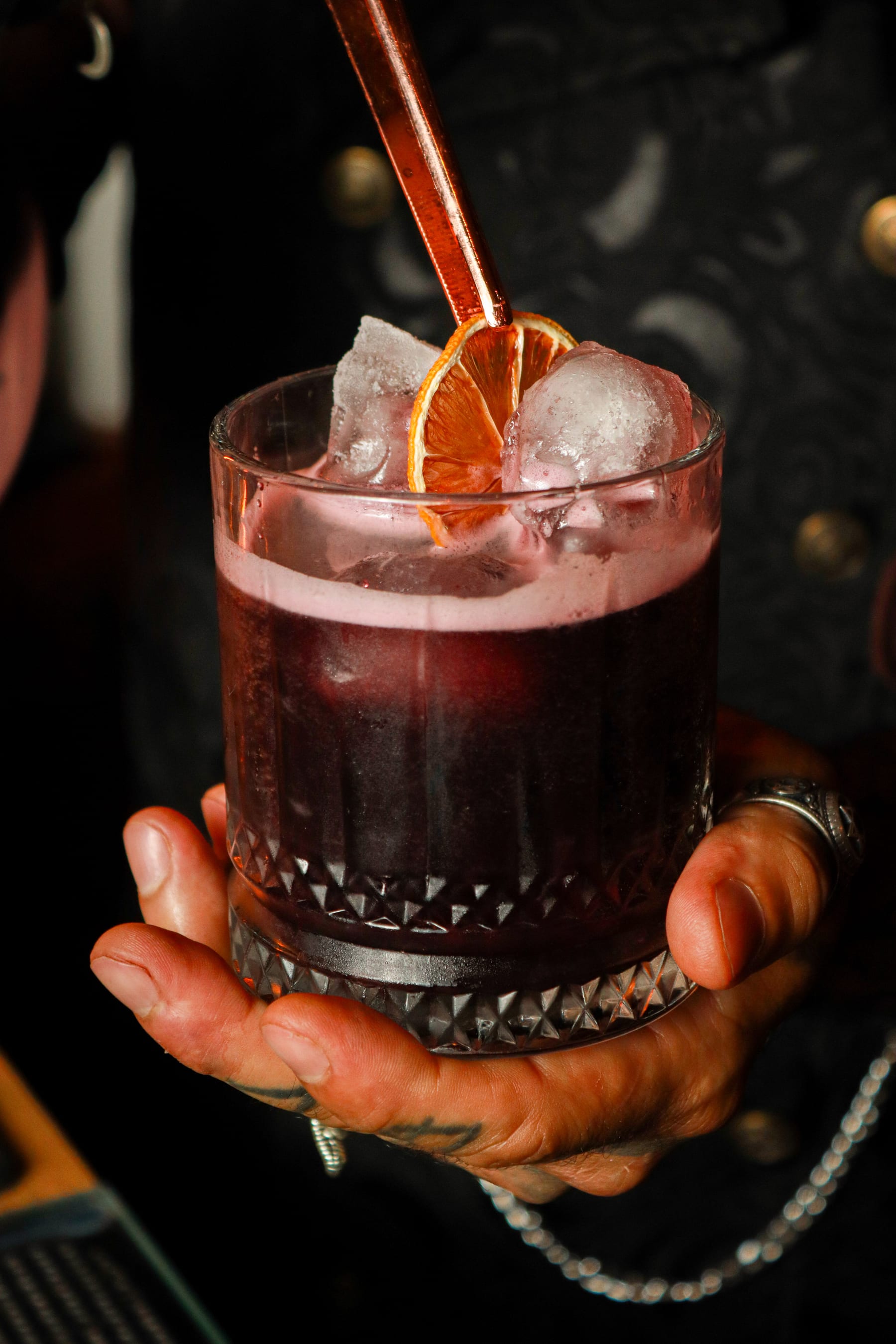 Jim Beam sustenta o peso com madeira escura e calor seco. A tintura de cogumelos te leva ao irresistível, enquanto o fernet traz amargor herbal contínuo. O hibisco traz acidez rubra, e o carvão escurece tudo ao redor. Densidade que organiza o escuro.