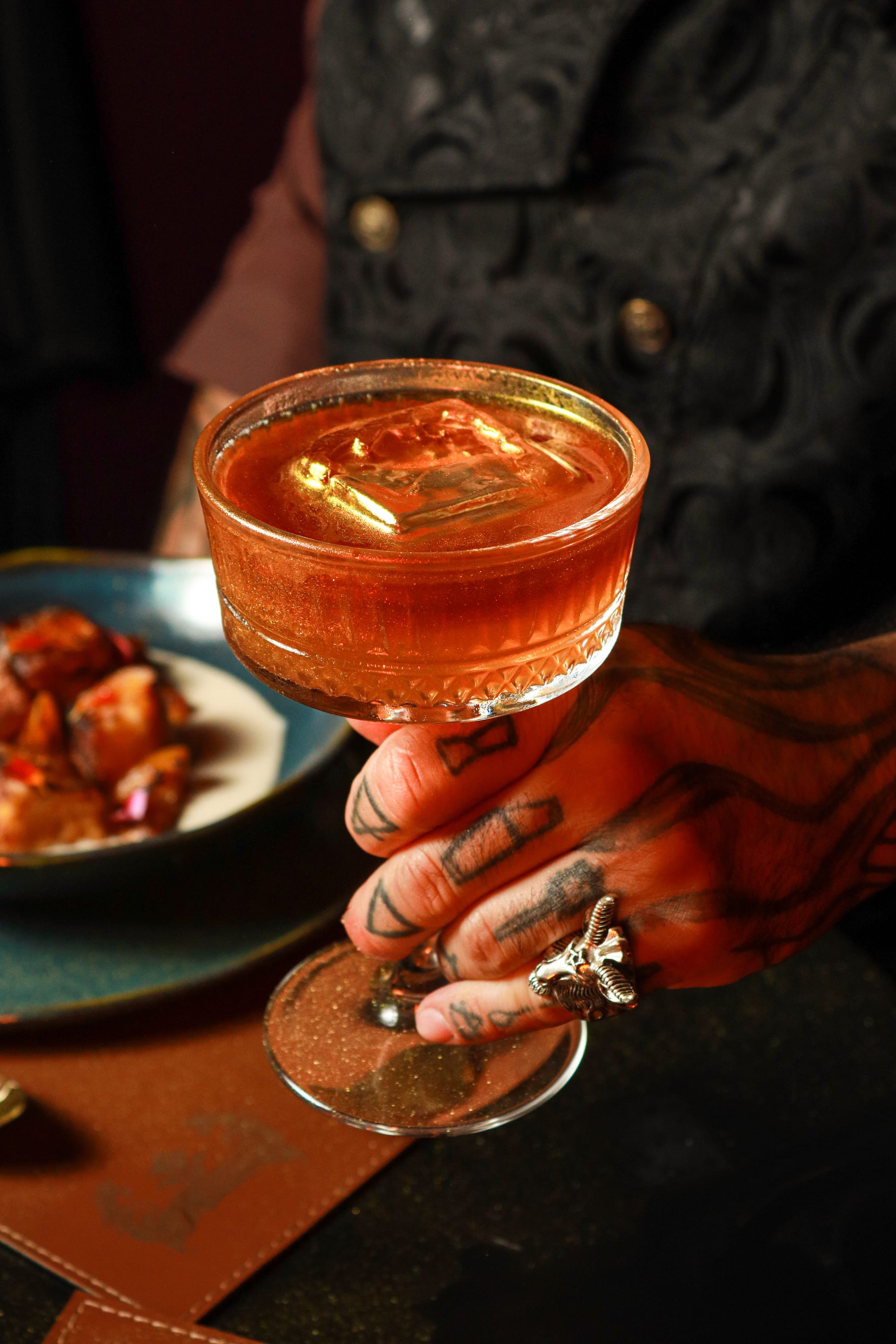 Rum Havana 7 sustenta o eixo com calor maduro. O abacaxi surge limpo e preciso, o caramelo salgado se integra sem sobrar e o limão taiti define o centro. Clarificado enquanto o vinho tinto escorre como sombra final amarrando tudo em uma única linha escura